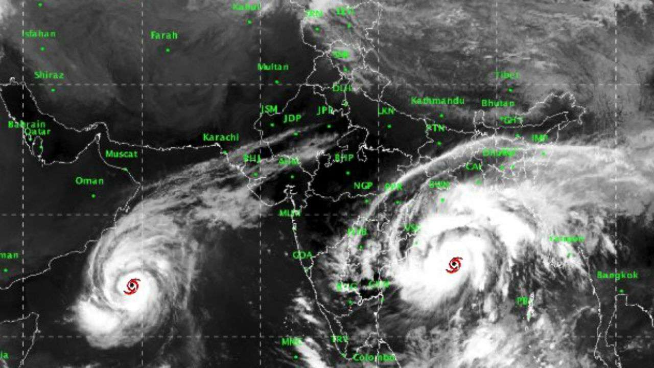 प्रचंड चक्रवाती तूफान ‘तितली’ ने बंगाल की खाड़ी के पश्चिम-मध्‍य में दस्‍तक दी, रेड अलर्ट