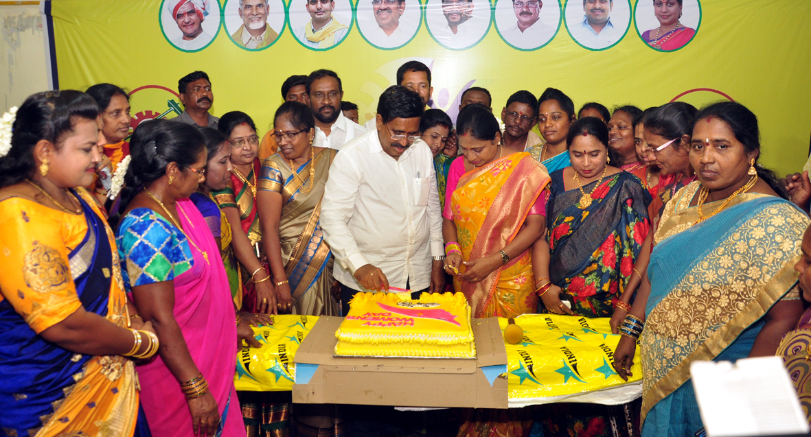 तेदेपा महिला नेताओं के साथ केक काटकर मनाया महिला दिवस