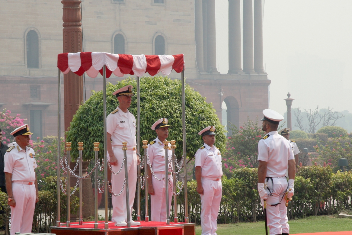 अमरीका के नौसेना प्रमुख एडमिरल जॉन माइकल रिचर्डसन भारत के दौरे पर