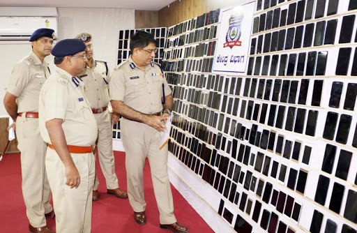 पुलिस ने सवा करोड़ रुपए के 563 मोबाइल जब्त कर 10 बदमाशों को पकड़ा