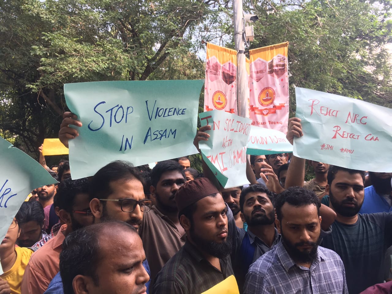 नागरिकता विधेयक के विरोध में उतरे चेन्नई के विद्यार्थी
