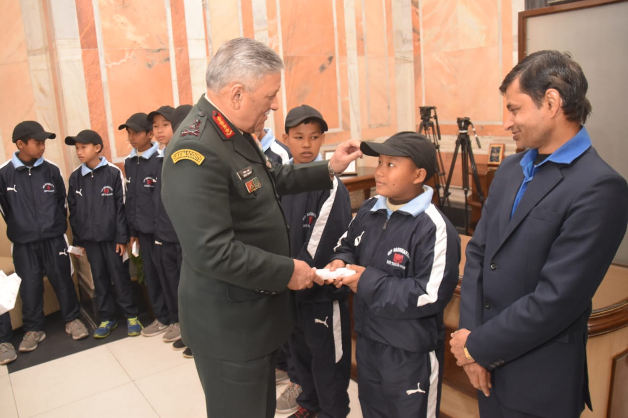 सेना प्रमुख ने असम के छात्रों के साथ बातचीत की