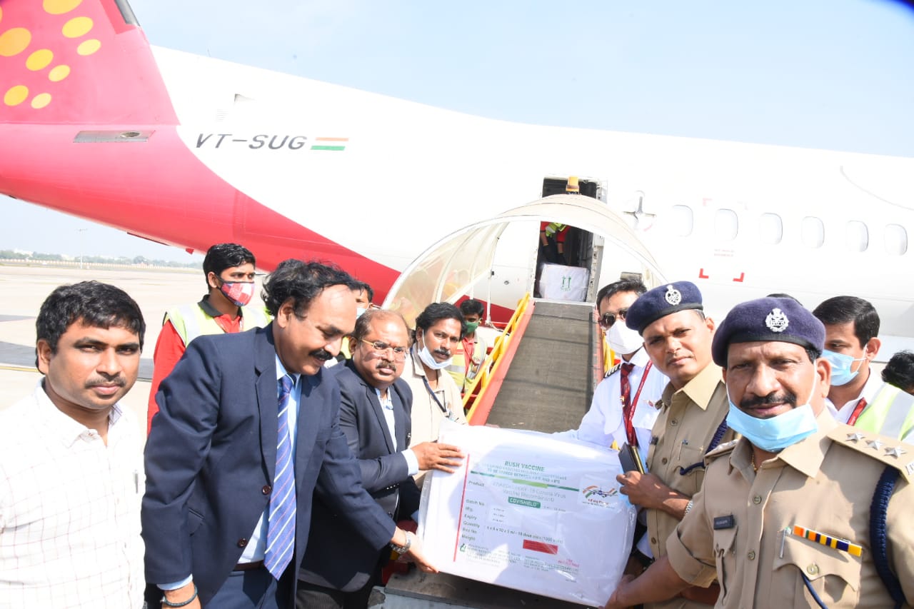 आंध्र प्रदेश के गन्नवरम एयरपोर्ट पहुंचे 4.75 लाख कोवाशील्ड के डोस