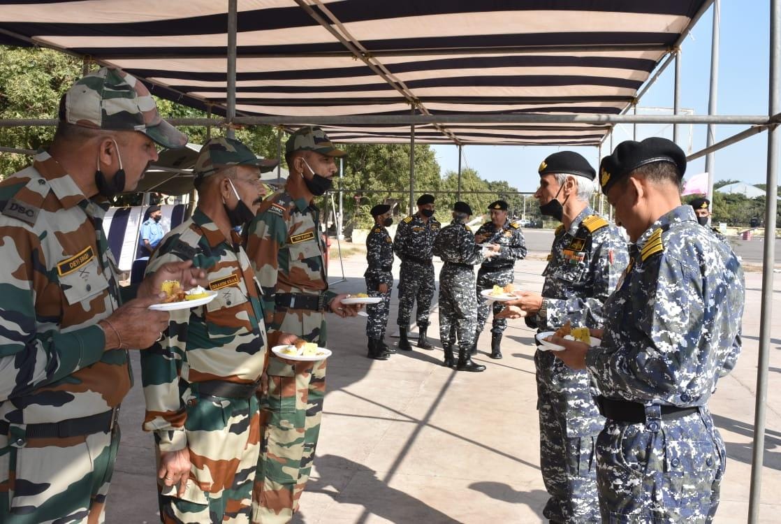 नौसेना प्रमुख ने गुजरात, दमन एवं दीव नौसेना क्षेत्र का दौरा किया